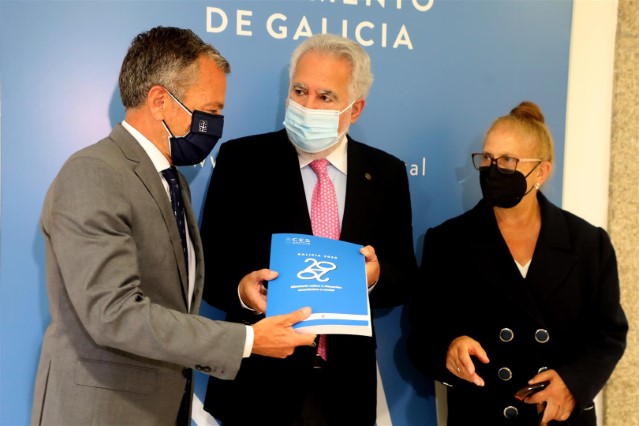 O CES entrega ao presidente do Parlamento a Memoria sobre a situación económica e social de Galicia 2020